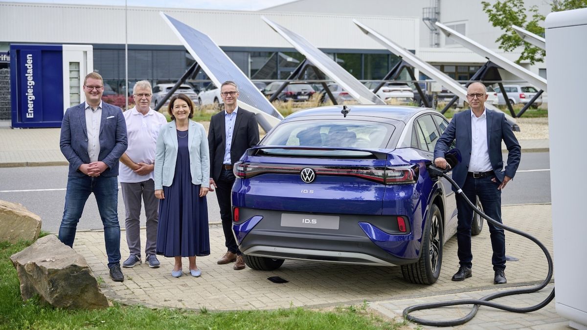 Volkswagen otevřel rychlonabíječku složenou ze starých baterií elektromobilů